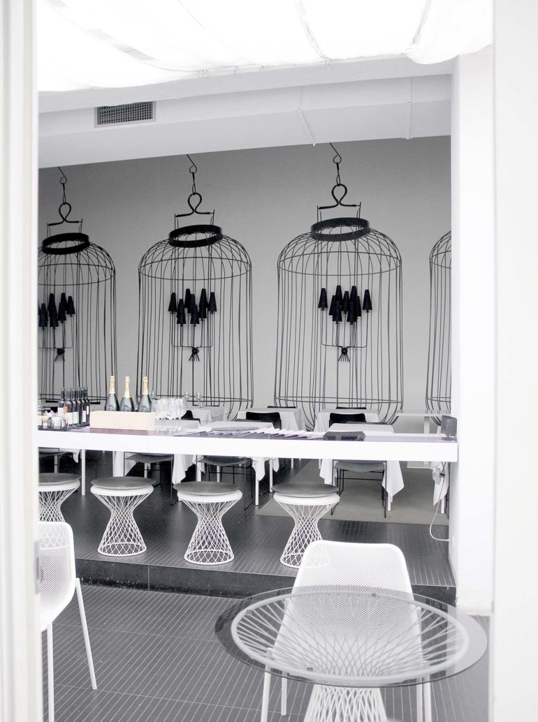 Die Tische und Stühle sind aufgebaut aus schlichten, eleganten Metallstreben