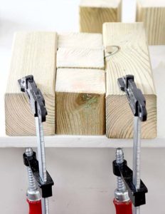 Holzstücke mit Schraubzwingen richtig befestigen