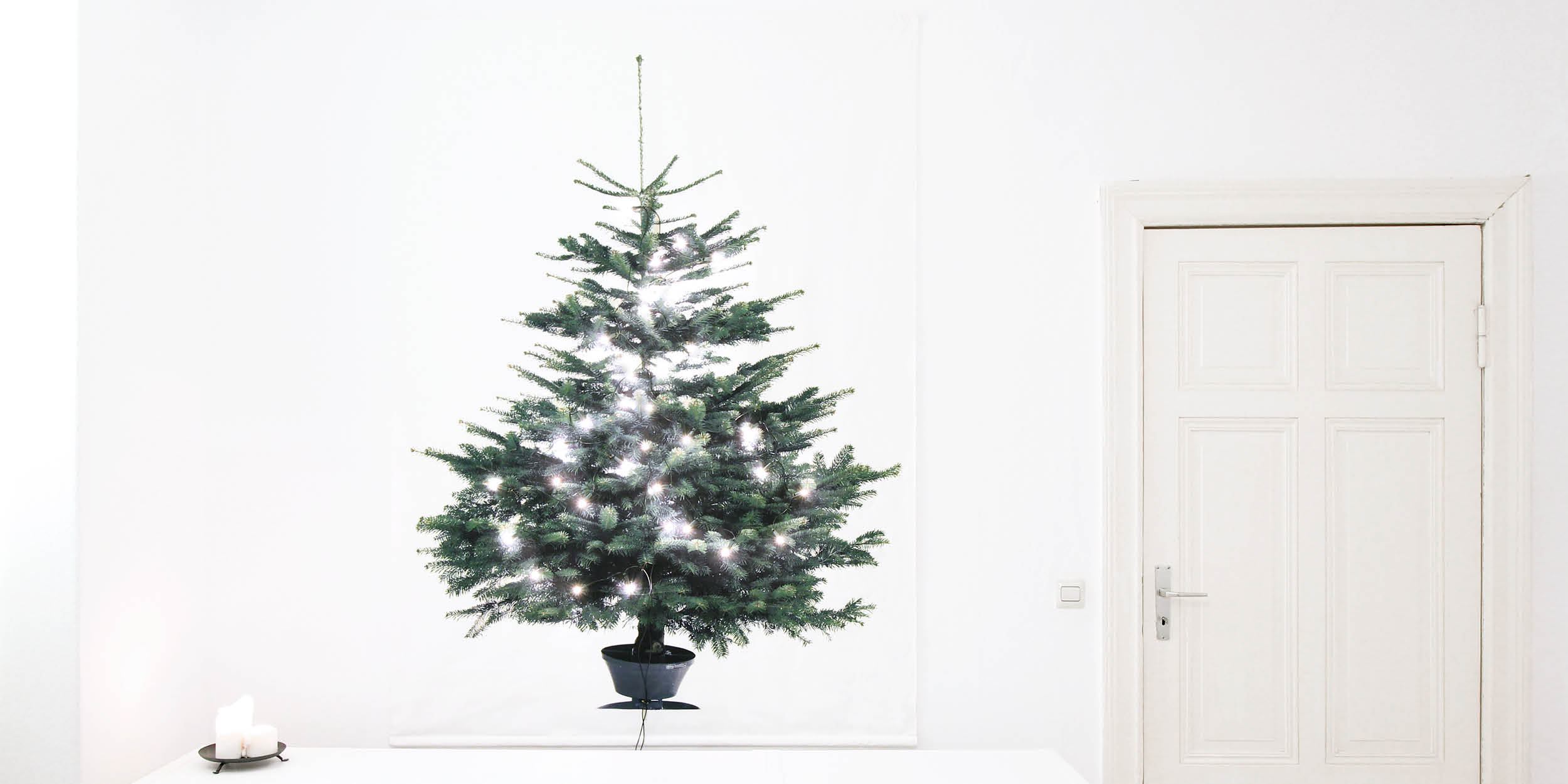 Stoff-Weihnachtsbaum fertig und an der Wand montiert