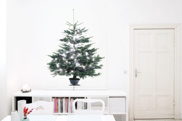 Stoff-Weihnachtsbaum an der Wand