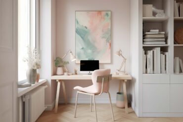 Kleine Home Office Ecke im Wohnzimmer in Rosatönen