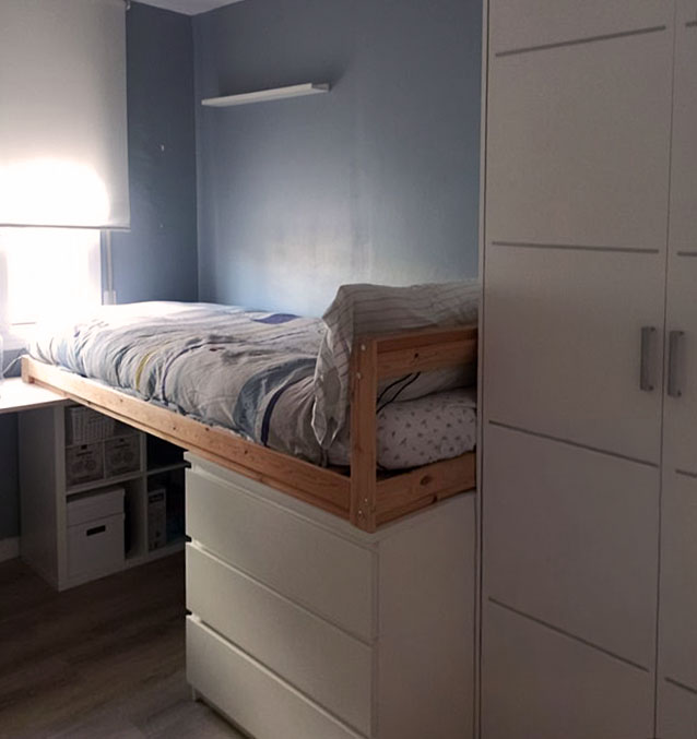 Selbst gebautes Stauraumbett auf einer Ikea Malm-Kommode und einem Ikea vierer Kallax