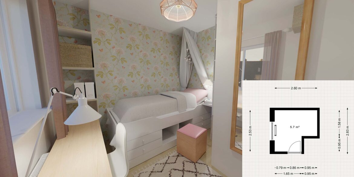 Titelbild für das Einrichtungskonzept für ein Mini-Kinderzimmer. Das Bild zeigt das Zimmer von der Eingangstür aus gesehen. Links der Schreibtisch und ein Regal, geradeaus das Stauraumbett, und rechts an der Wand ein großer Spiegel