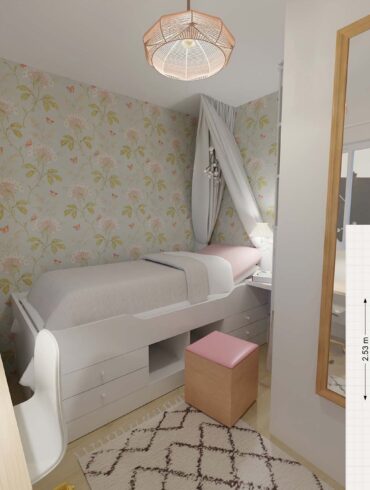 Titelbild für das Einrichtungskonzept für ein Mini-Kinderzimmer. Das Bild zeigt das Zimmer von der Eingangstür aus gesehen. Links der Schreibtisch und ein Regal, geradeaus das Stauraumbett, und rechts an der Wand ein großer Spiegel