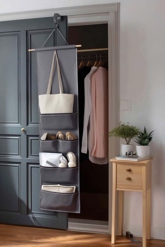 Einbauschrank, an dem eine Hängeaufbewahrung aus Stoff hängt.