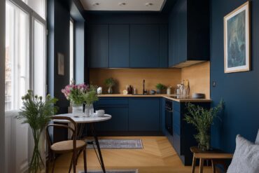 Kleine Küche in Dunkelblau mit Holzarbeitsplatte, großen Fenstern und kleinem runden Esstisch – stilvolle Einrichtungsidee für Stadtwohnungen