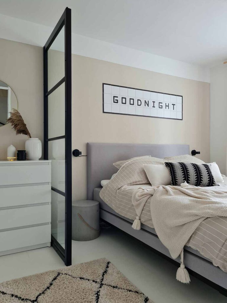 Modernes kleines Schlafzimmer in Beige und Grau mit Glaswand, gemütlichem Bett und minimalistischer Dekoration
