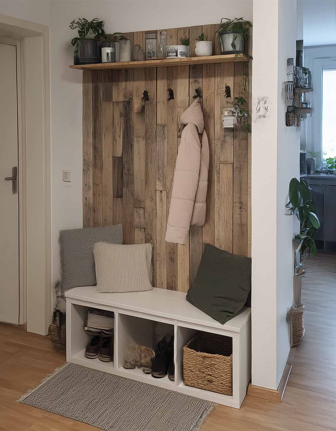 Kleiner Flur mit Holzpaneel-Wand, Sitzbank mit Körben und Hakenleiste