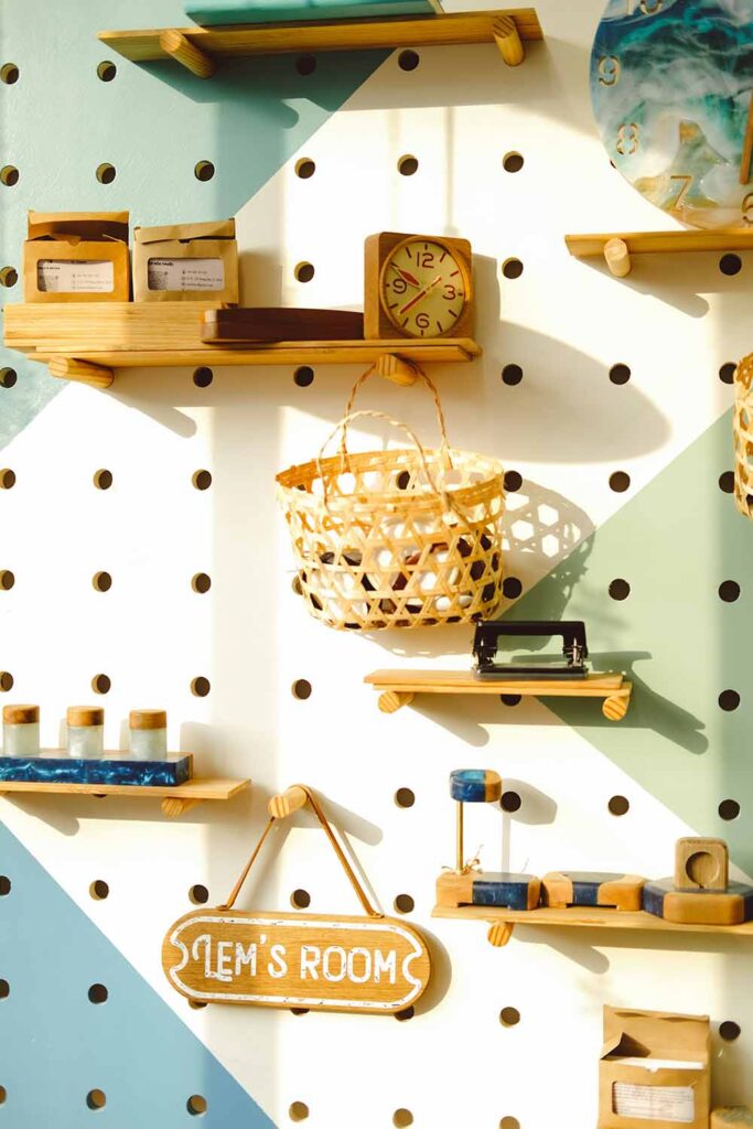 Steckwand mit Körben und Regalen zur flexiblen Aufbewahrung