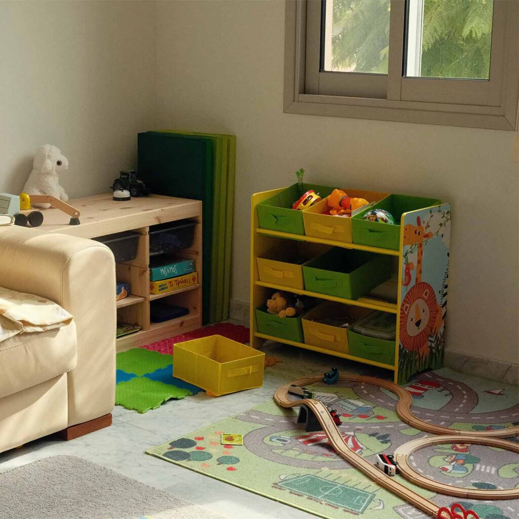 Spielecke mit offenen Regalen und Aufbewahrungsboxen