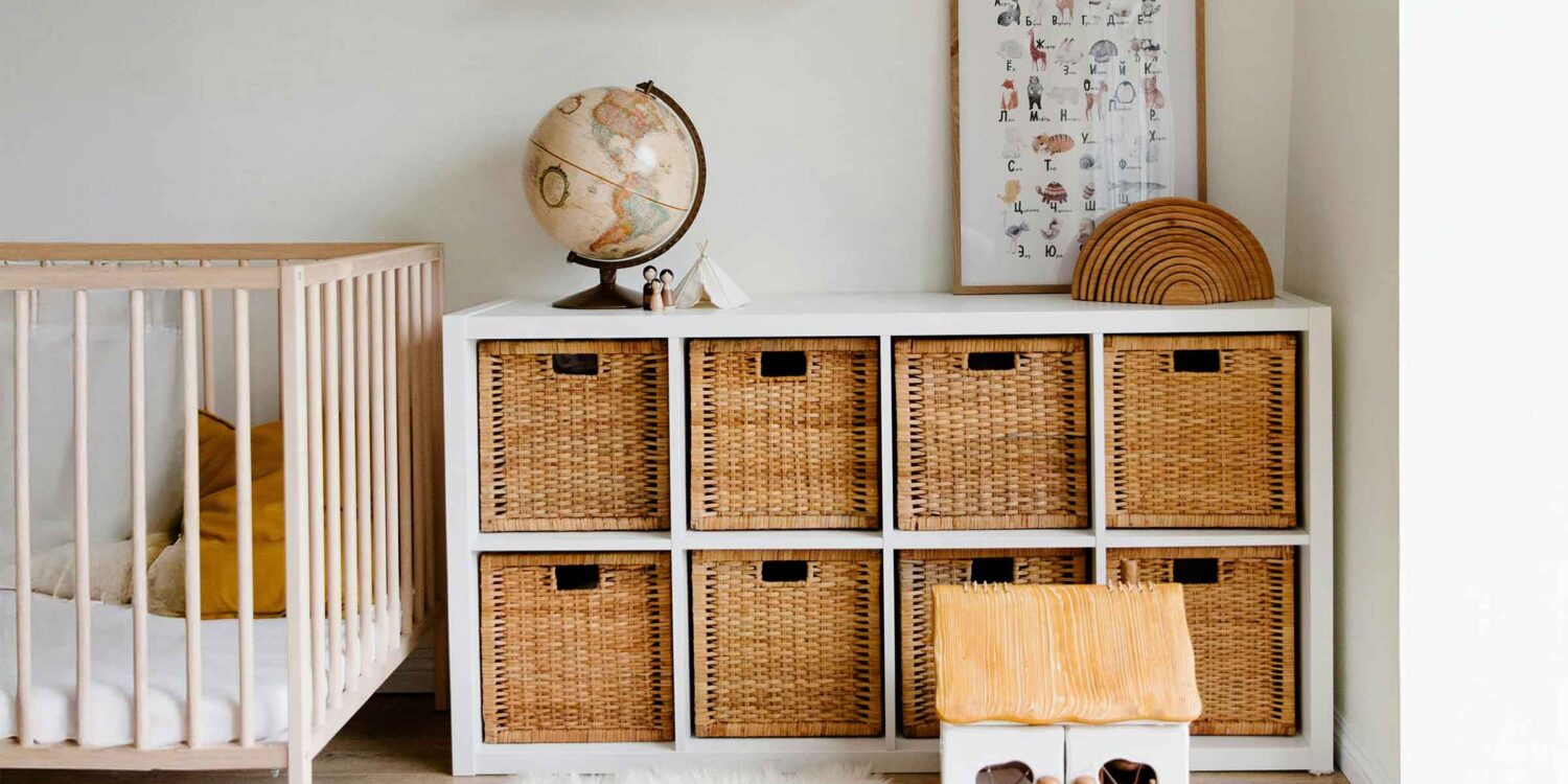 Helles Kinderzimmer mit Körben im Standregal und Deko in Naturtönen