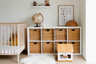 Helles Kinderzimmer mit Körben im Standregal und Deko in Naturtönen