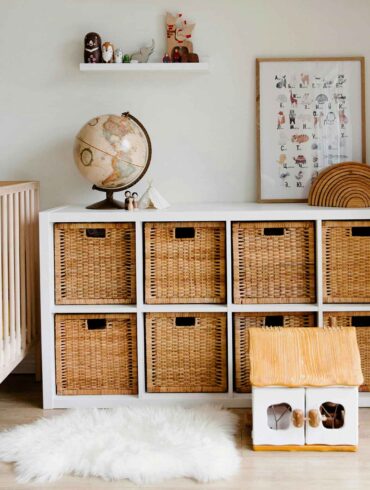 Helles Kinderzimmer mit Körben im Standregal und Deko in Naturtönen