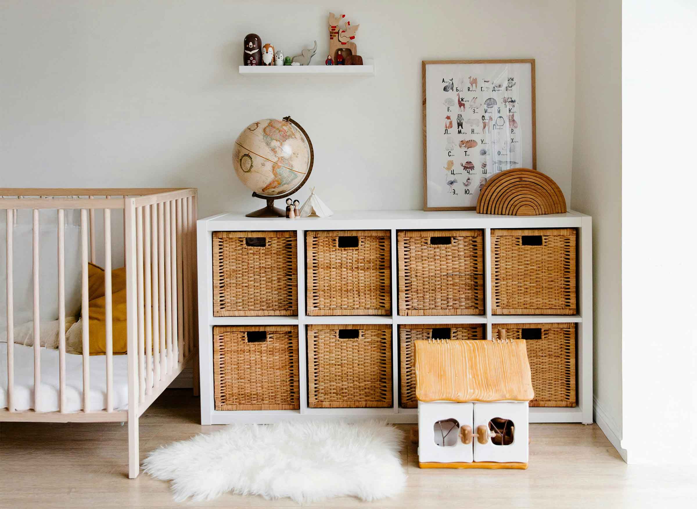 Helles Kinderzimmer mit Körben im Standregal und Deko in Naturtönen