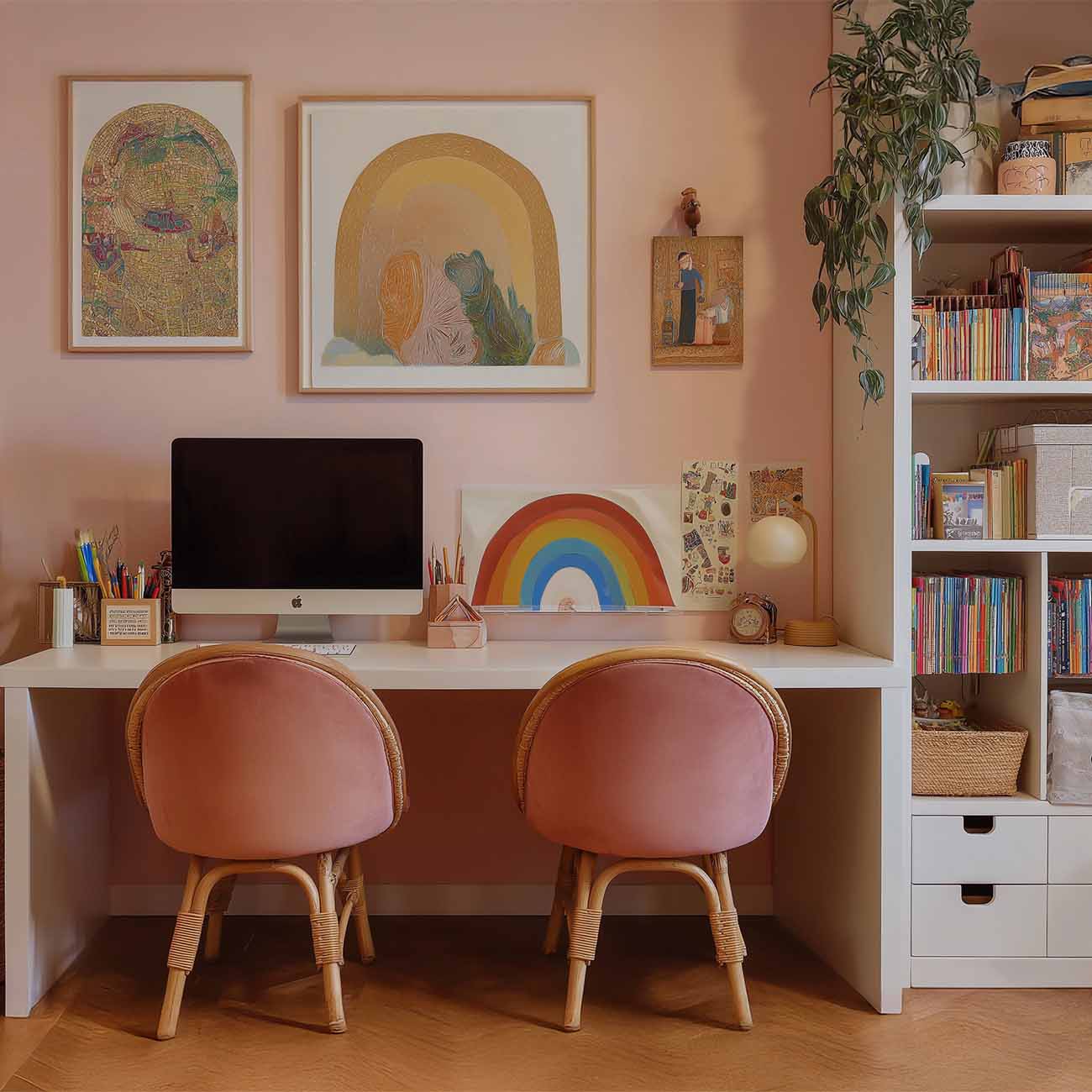 Doppelarbeitsplatz im Kinderzimmer mit rosafarbenen Akzenten und persönlicher Wandgestaltung