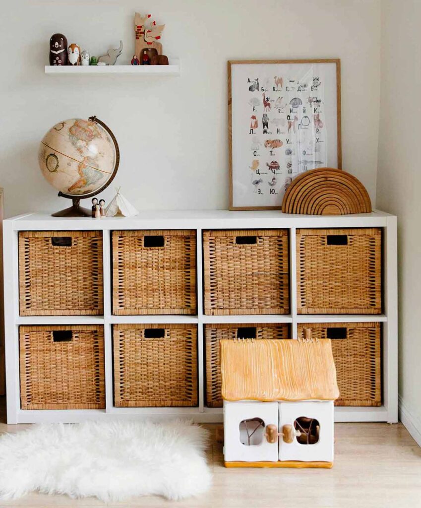 Niedriges Regal mit Körben als Stauraum im Kinderzimmer für mehrere Geschwister