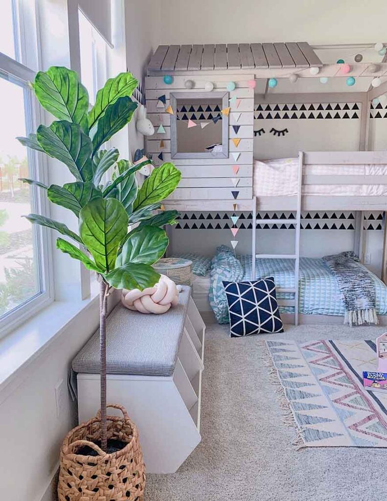 Etagenbett als Haus gestaltet im Kinderzimmer mit Spielbereich und Stauraum für mehrere Kinder