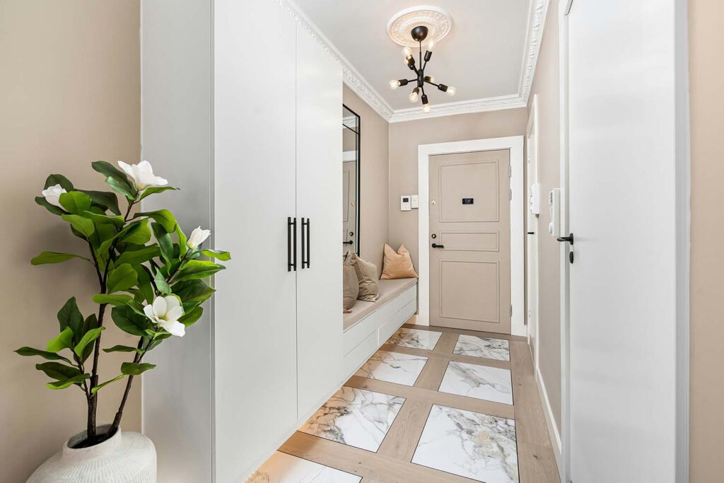 Moderner Flur mit maßgefertigtem Schrank, integrierter Sitzbank, Spiegel und heller Beleuchtung