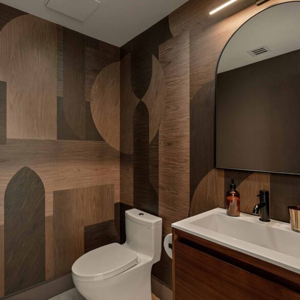 Stilvolles kleines Bad ohne Fenster mit gemusterter Holzoptik-Wand, schwarzer Armatur und großem Spiegel