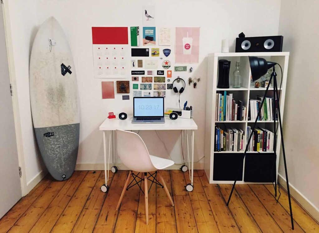 Schreibtisch mit Rollen und schlichter Schreibtischstuhl als flexibles Heimbüro