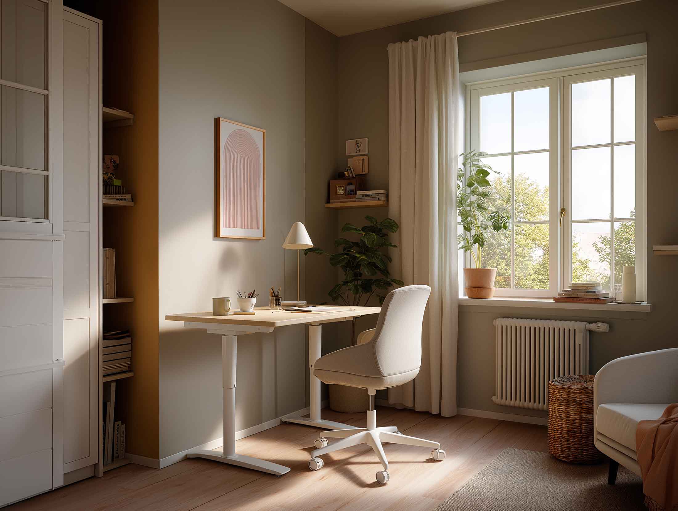 Heller Schreibtisch mit Bürostuhl, Fensterlicht und ruhiger Farbgestaltung für kleine Wohnungen