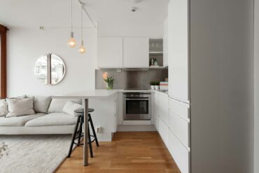 Offene Küche im Studio-Apartment mit integrierter Theke als Übergang zum Wohnbereich