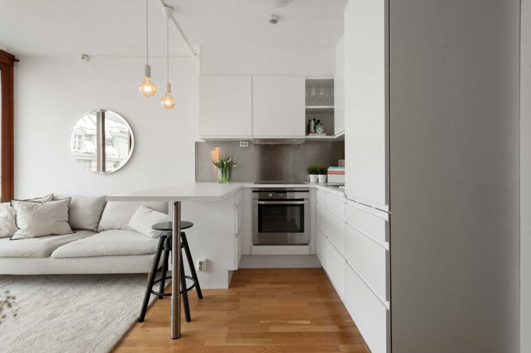 Offene Küche im Studio-Apartment mit integrierter Theke als Übergang zum Wohnbereich