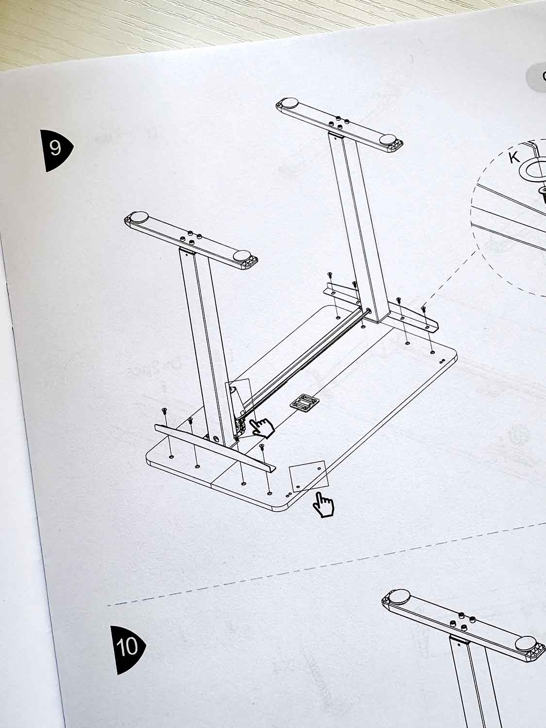 Aufbauanleitung für kleinen höhenverstellbaren Schreibtisch mit Skizze der Tischbeine und Schrauben