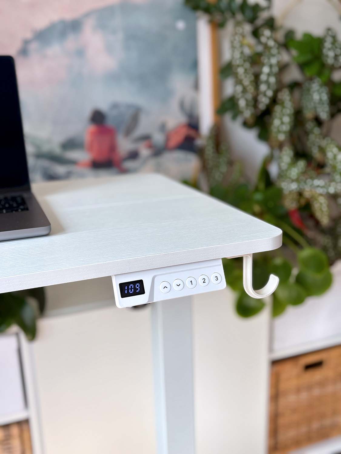 Detail der Tischkante mit Steuerung für Höhenverstellung und Haken am weißen Schreibtisch